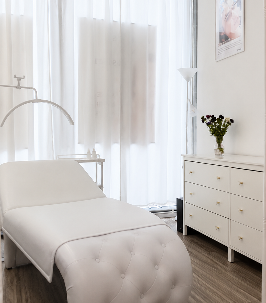 Heller Behandlungsraum mit weißer Kosmetikliege im BeVe Beauty Institut in Hanau