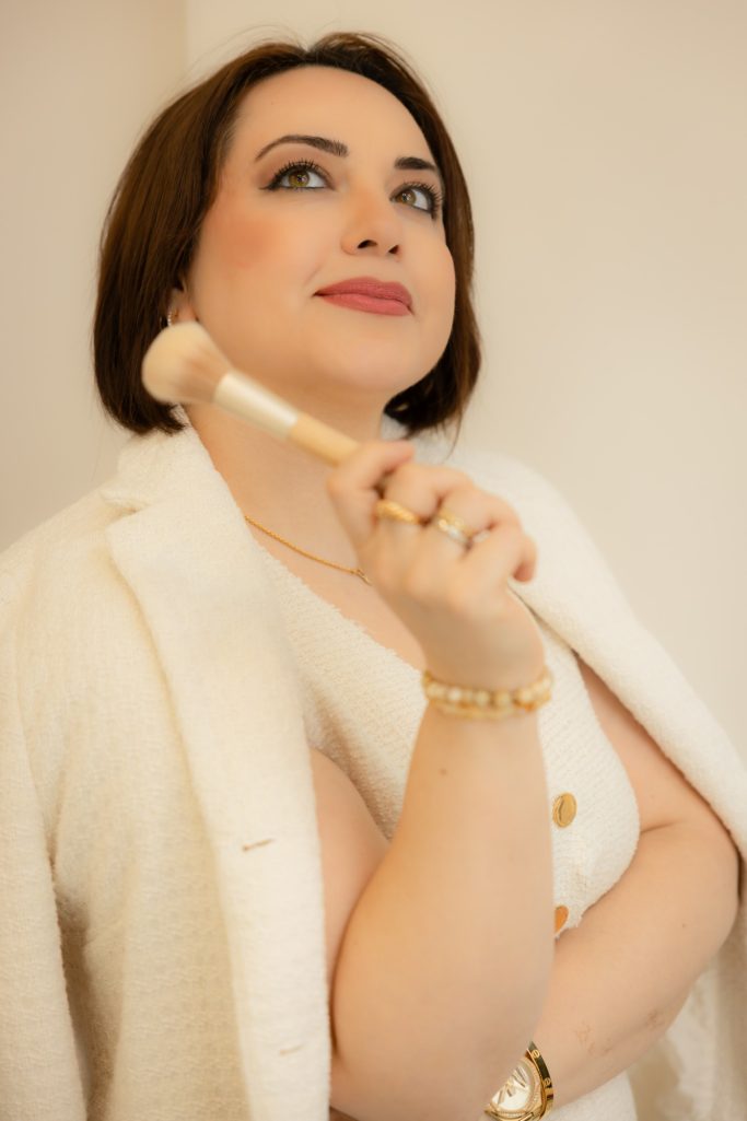Frau hält Makeup Pinsel in der Hand