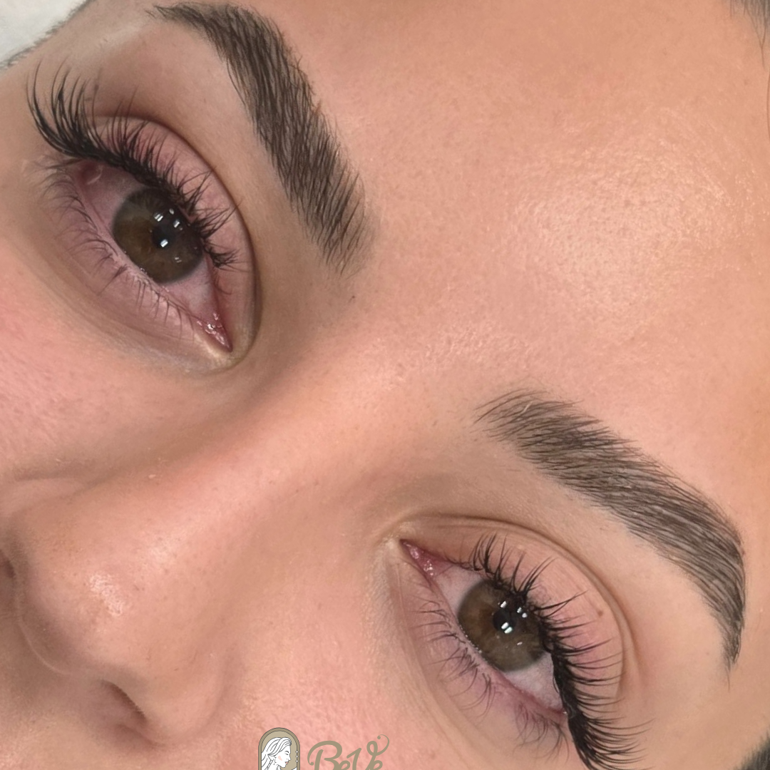 Lashlifting Ergebnis bei BeVe Beauty Hanau Nahaufnahme natürlich geschwungener Wimpern nach einem Lashlifting bei BeVe Beauty in Hanau