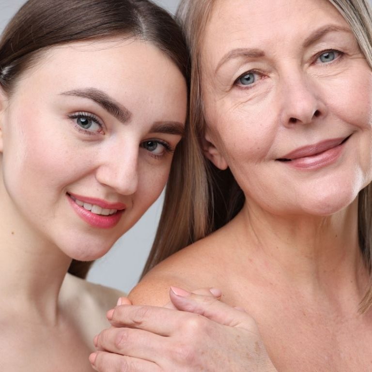 Jüngere und reifere Frau mit gepflegter Haut zum Thema Slow Aging