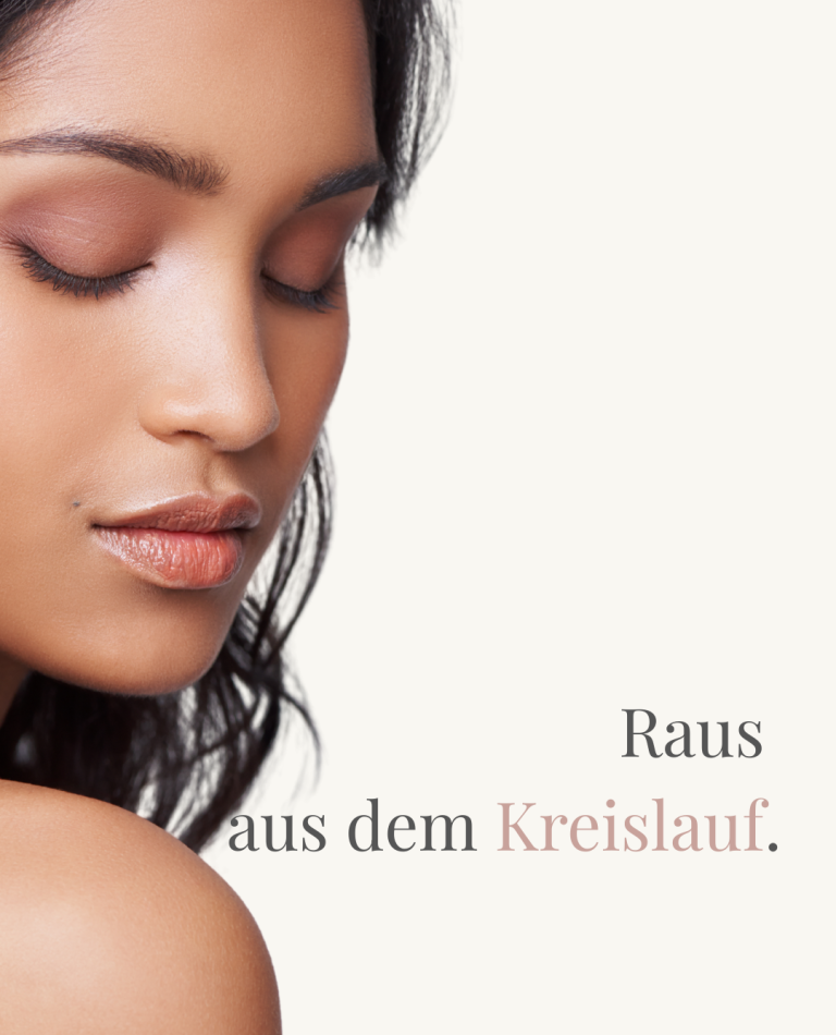 Kosmetikerin in Hanau bei einer professionellen Gesichtsbehandlung