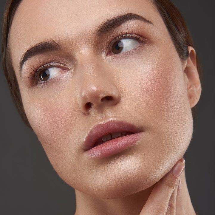 Nahaufnahme einer Frau mit dezentem Tages-Make-up in natürlichen Rosé- und Brauntönen