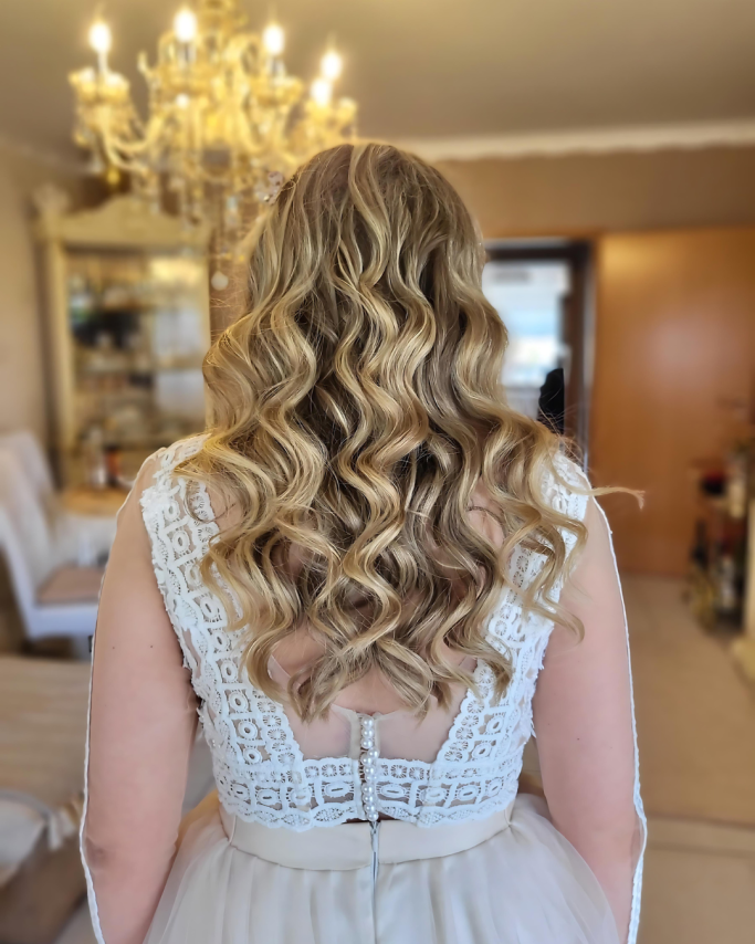 Rückenansicht einer langen blonden Brautfrisur mit definierten Locken
