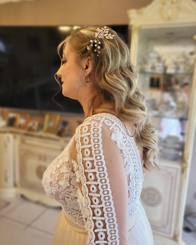 Seitliche Ansicht einer blonden Brautfrisur mit Flechtelementen und Locken