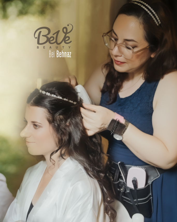Stylistin gestaltet die Brautfrisur einer Kundin bei BeVe Beauty in Hanau