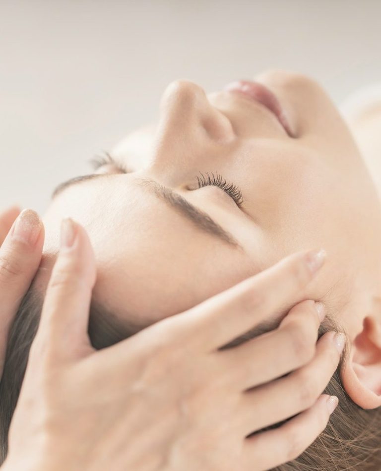 Kosmetikerin in Hanau bei einer professionellen Gesichtsbehandlung