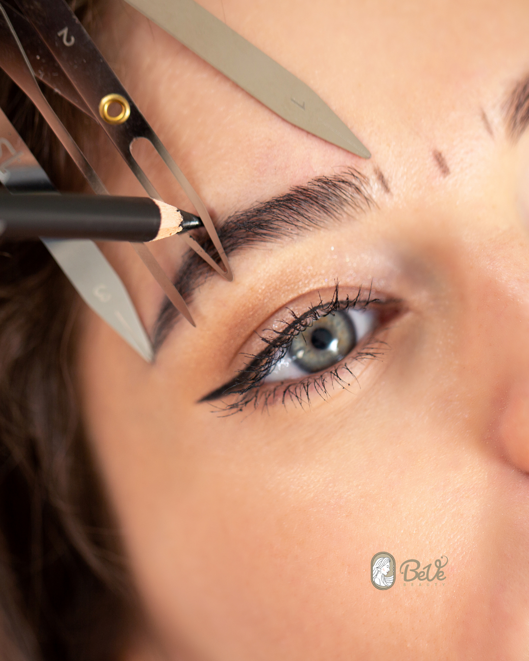 Eine Person erhält ein Augenbrauen-Make-up von einer Fachkraft.