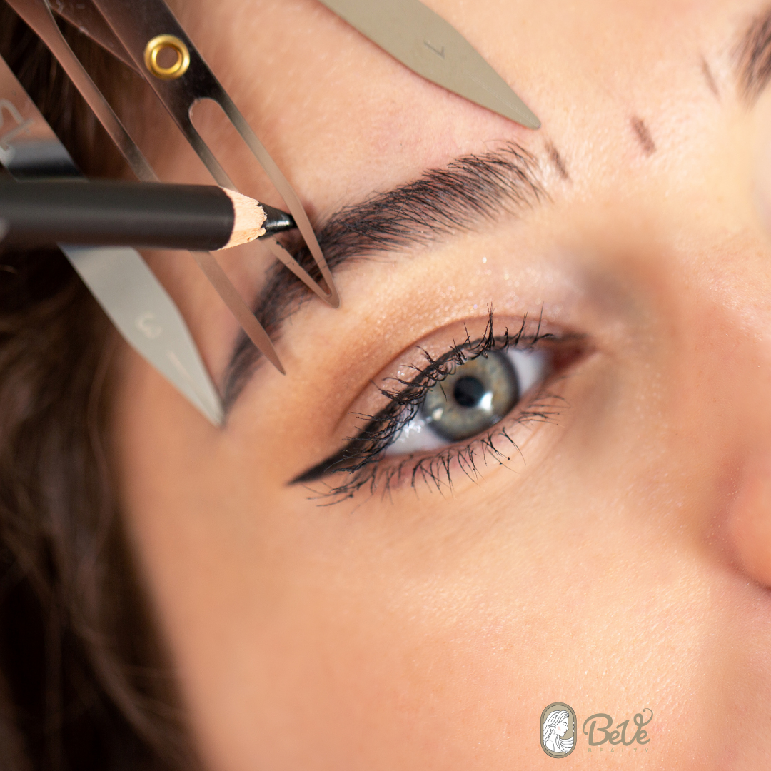 Feine Härchenzeichnung beim Microblading einer Kundin bei BeVe Beauty in Hanau